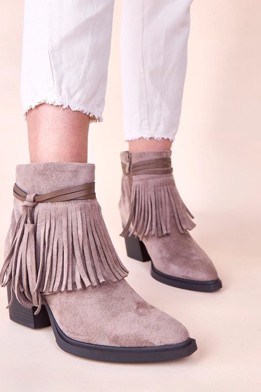 Tumedad beežid saapad kontsaga...