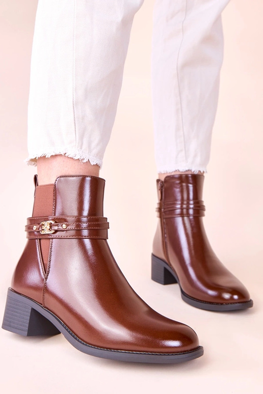 Pruunid saapad kõrgel kontsil...