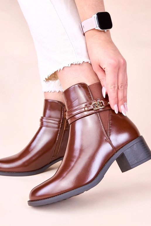 Pruunid saapad kõrgel kontsil...