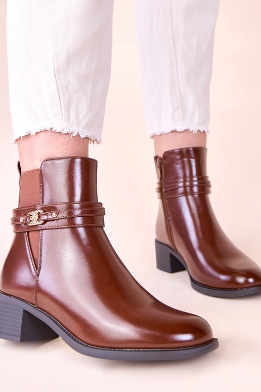 Pruunid saapad kõrgel kontsil...