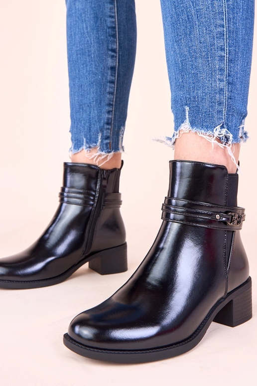 Mustad saapad kõrgel kontsil...