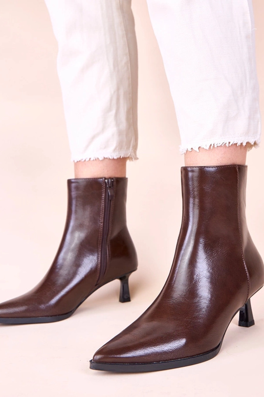 Pruunid saapad kõrgel kontsil ančiuko...