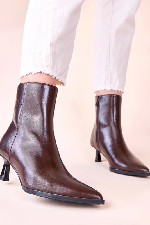 Pruunid saapad kõrgel kontsil ančiuko...