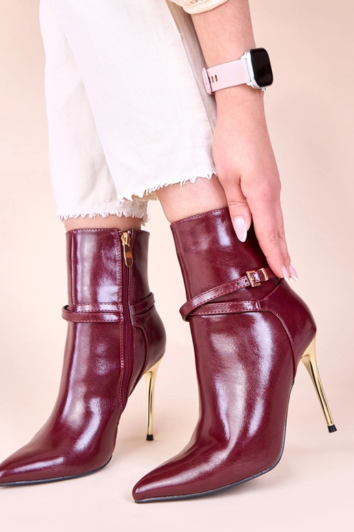 Kirsipunased saapad kuldsel kontsil...