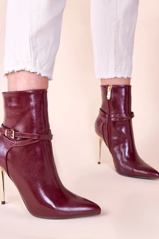 Kirsipunased saapad kuldsel kontsil...