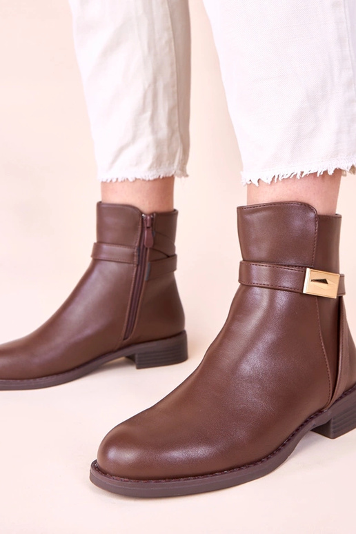 Pruunid klassikalised saapad kuldse...