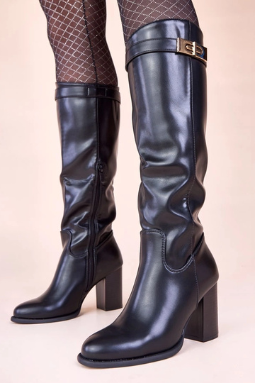 Mustad pikkade varbaga...