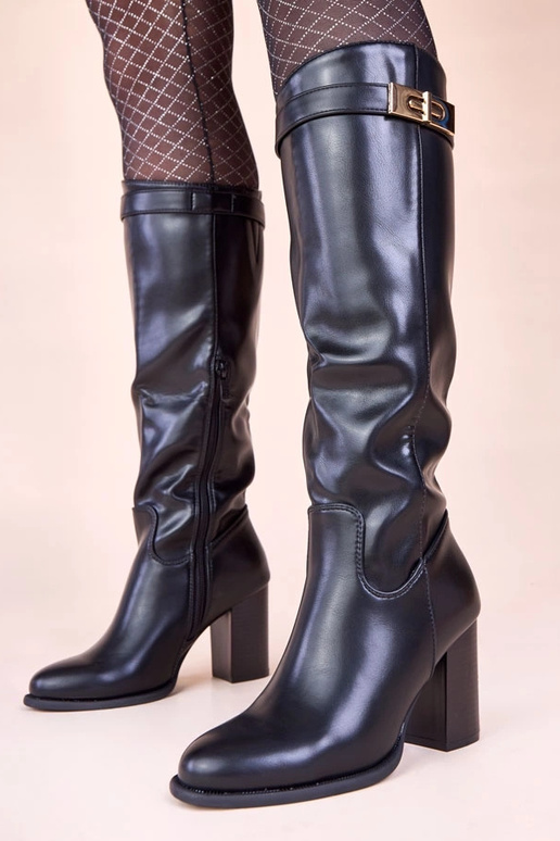 Mustad pikkade varbaga saapad kõrgel...