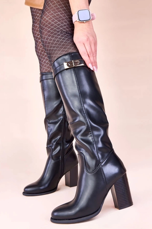 Mustad pikkade varbaga saapad kõrgel...