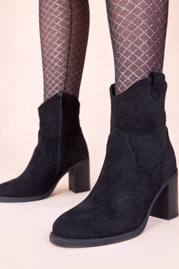 Mustad saapad kõrgel...