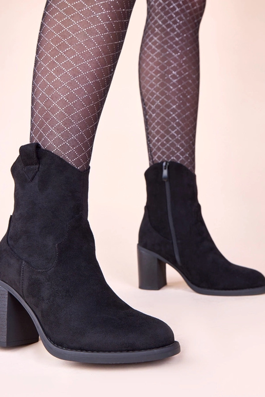 Mustad saapad kõrgel kontsil...