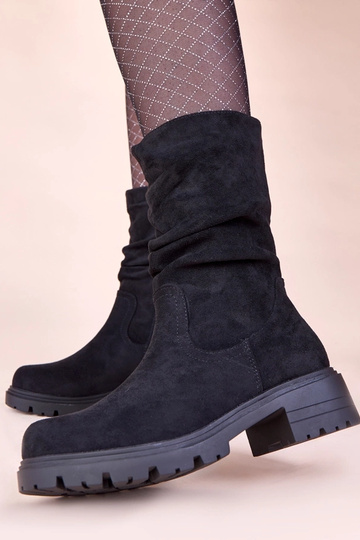 Mustad saapad platvormil...