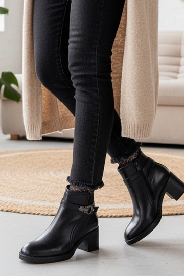 Mustad saapad kõrgel... 2