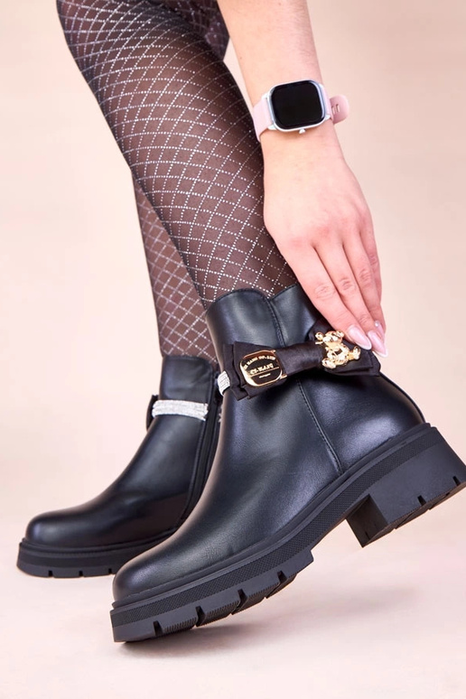 Mustad saapad kaunistatud...