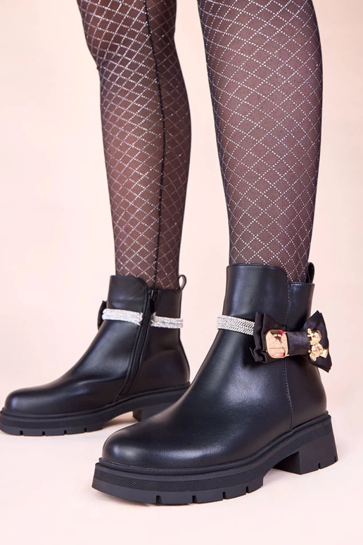 Mustad saapad kaunistatud...