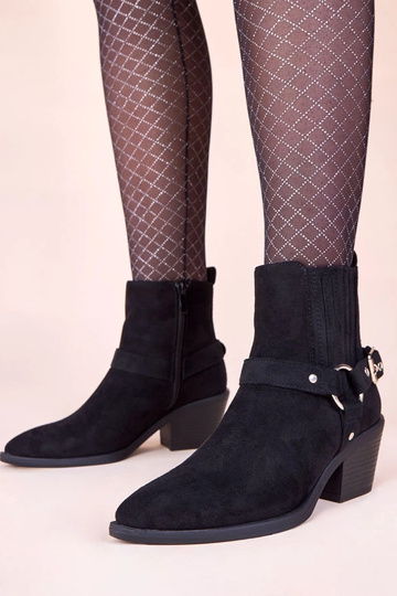 Mustad saapad kõrgel...