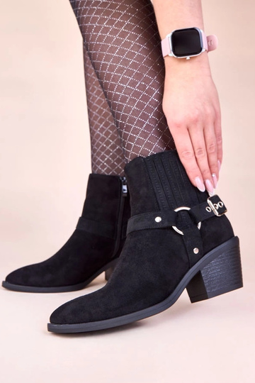 Mustad saapad kõrgel... 2