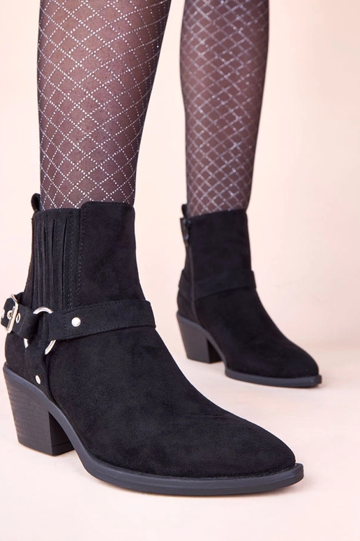 Mustad saapad kõrgel kontsil...