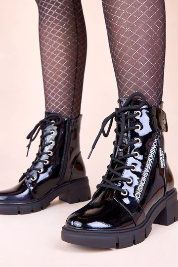 Mustad läikivad massiivsed...