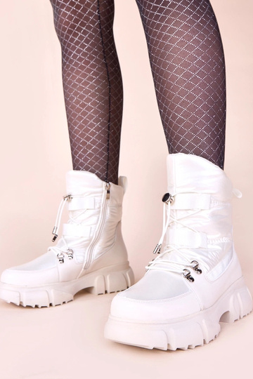 Valged lumised saapad...