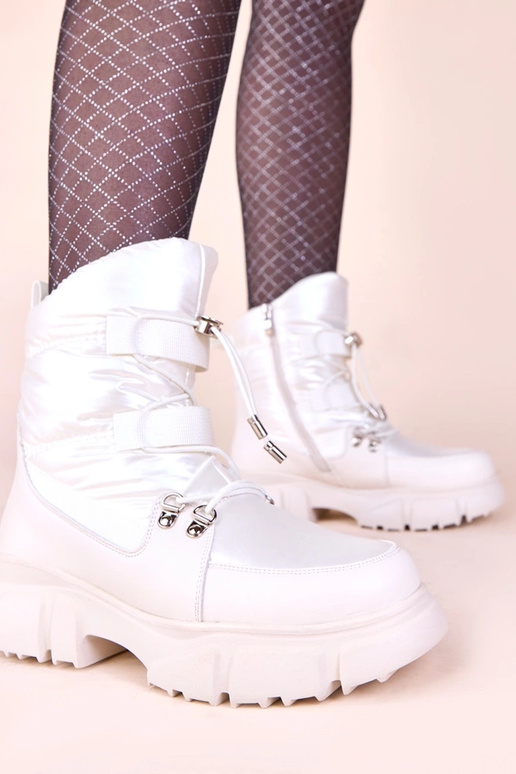 Valged lumised saapad pärliläikega,...