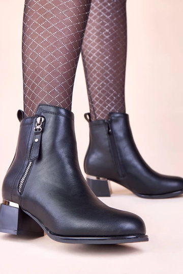 Mustad massiivsed saapad... 2