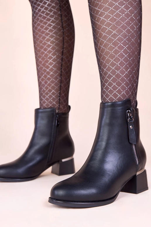 Mustad massiivsed saapad metallist...