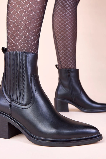 Mustad saapad kontsaga ja...