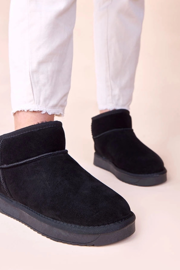 Mustad lumesaapad...