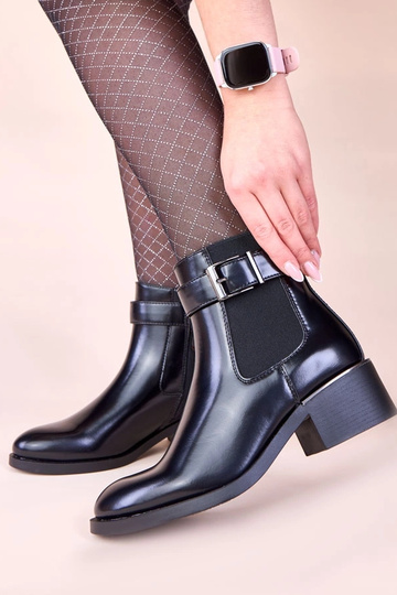 Mustad klassikalised saapad... 2