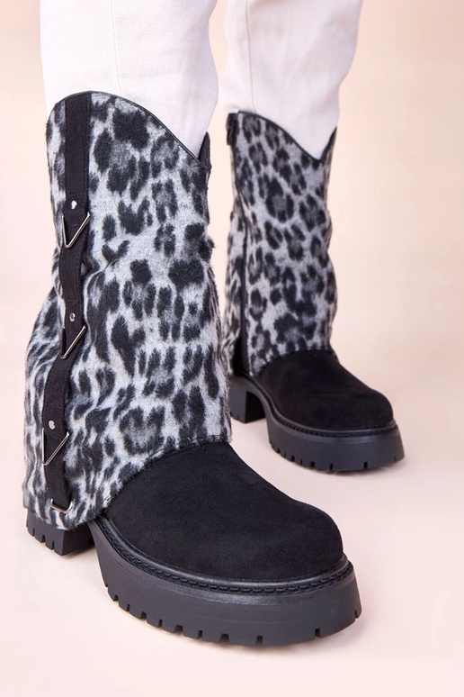 Mustad saapad tiigri mustriga ümber...