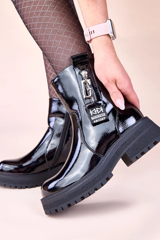 Mustad läikivad saapad dekoratiivse...