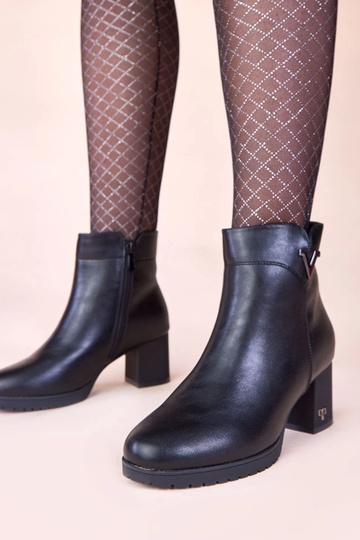 Mustad saapad kõrgel...