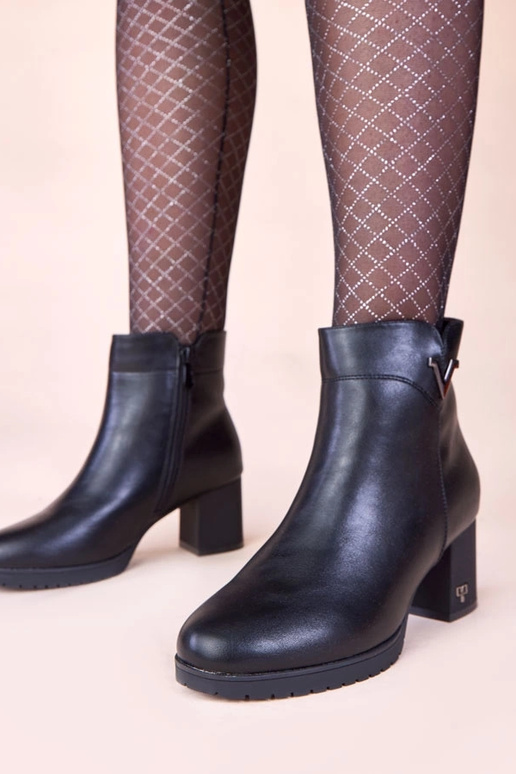 Mustad saapad kõrgel kontsal...