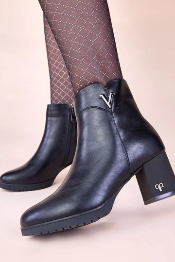 Mustad saapad kõrgel... 2