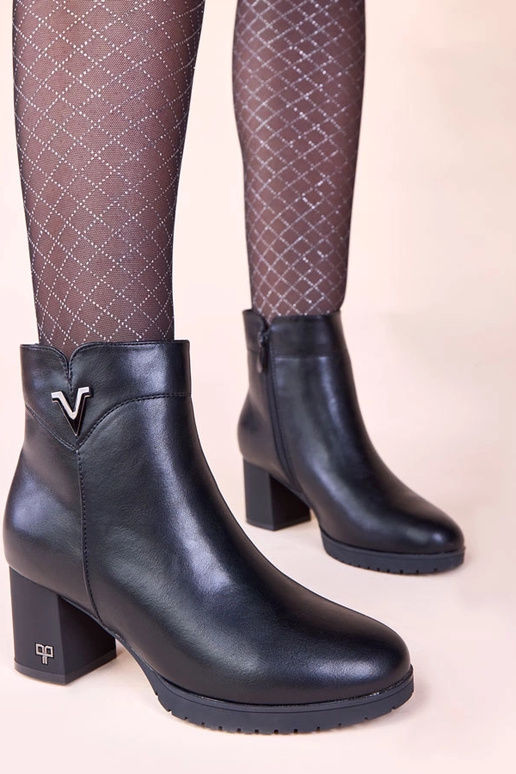 Mustad saapad kõrgel kontsal...