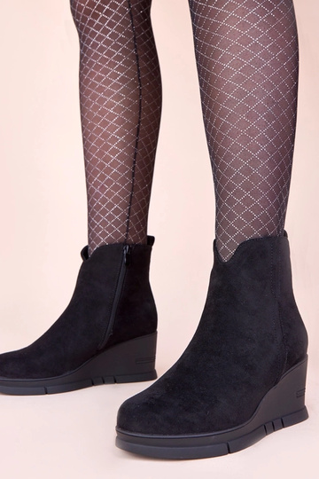 Mustad saapad platvormil...