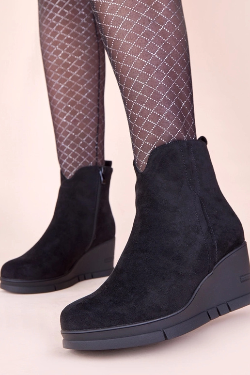 Mustad saapad platvormil kunstnahast...