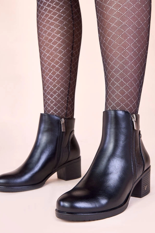 Mustad saapad kõrgel kontsal...