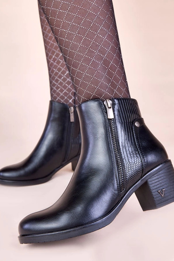 Mustad saapad kõrgel... 2