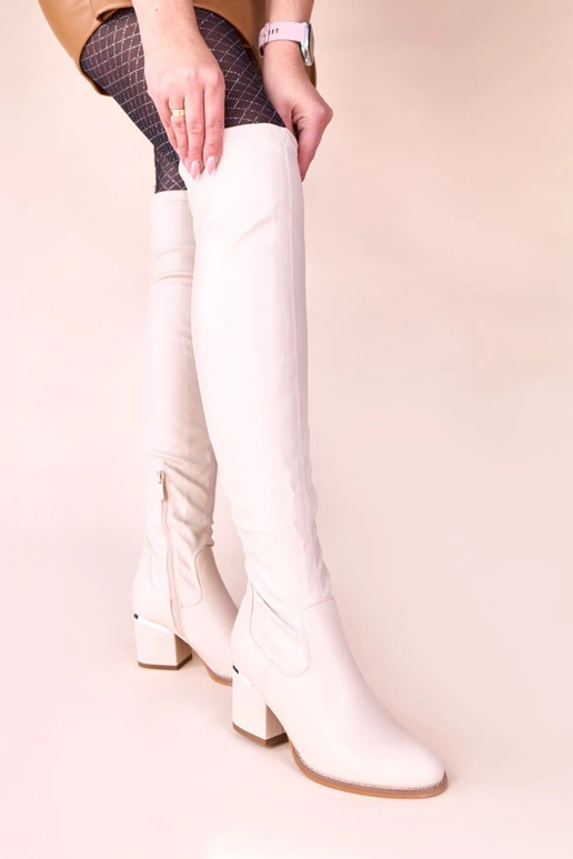 Liivakarva pikad saapad üle põlve...