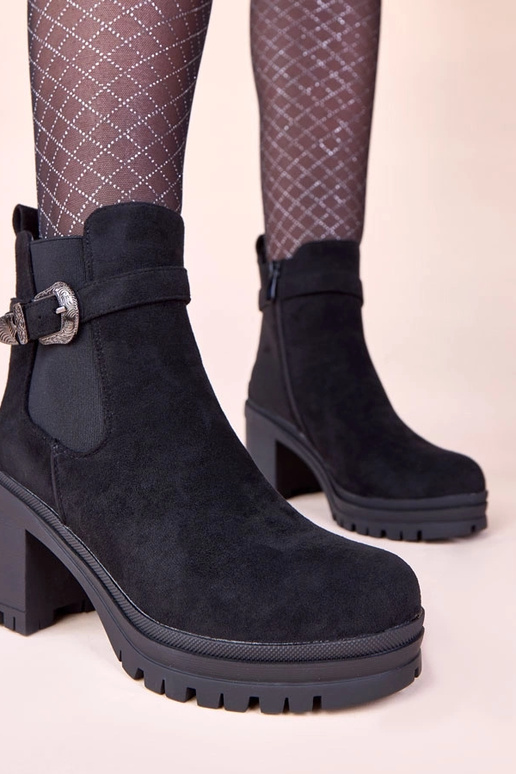 Mustad saapad kõrgel kontsal...