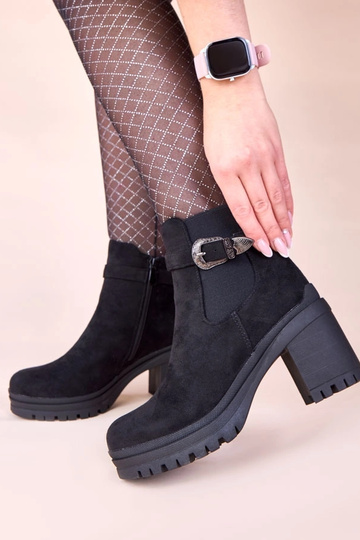 Mustad saapad kõrgel... 2