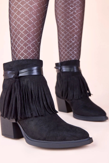 Mustad saapad kõrgel...