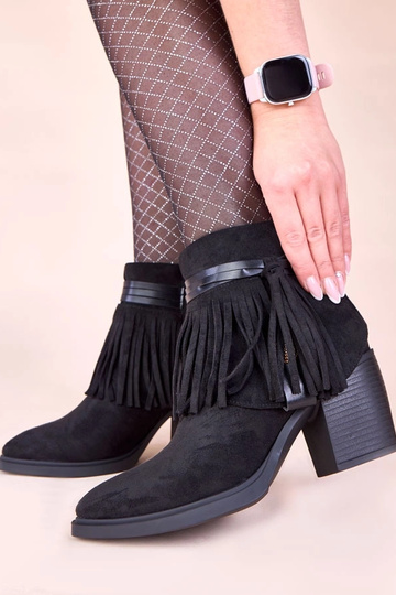 Mustad saapad kõrgel... 2