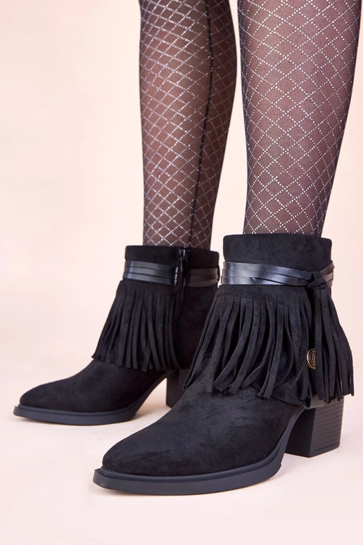 Mustad saapad kõrgel kontsal...