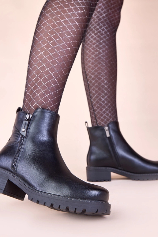 Mustad saapad peenel kontsal...