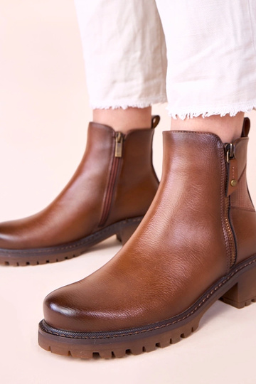 Pruunad saapad peenel...