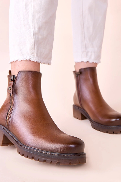 Pruunad saapad peenel kontsal...