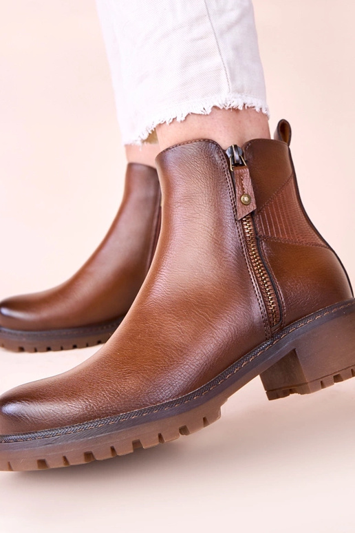 Pruunad saapad peenel kontsal...